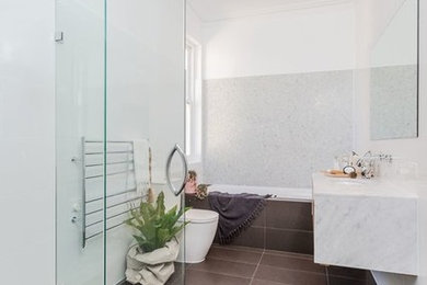 Idéer för ett modernt vit badrum, med vit kakel, keramikplattor, vita väggar, klinkergolv i porslin, bänkskiva i kvartsit, brunt golv och ett nedsänkt handfat