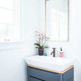 Foto di una piccola stanza da bagno classica con consolle stile comò, ante grigie, pareti grigie, parquet scuro, lavabo a bacinella e pavimento marrone