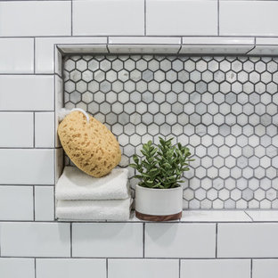 Inspiration för ett lantligt en-suite badrum, med skåp i shakerstil, grå skåp, en dubbeldusch, vit kakel, keramikplattor, grå väggar, klinkergolv i keramik, ett undermonterad handfat, granitbänkskiva, grått golv och dusch med skjutdörr