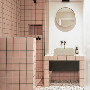 Esempio di una piccola stanza da bagno con doccia nordica con ante lisce, ante nere, piastrelle rosa, top piastrellato e top rosa