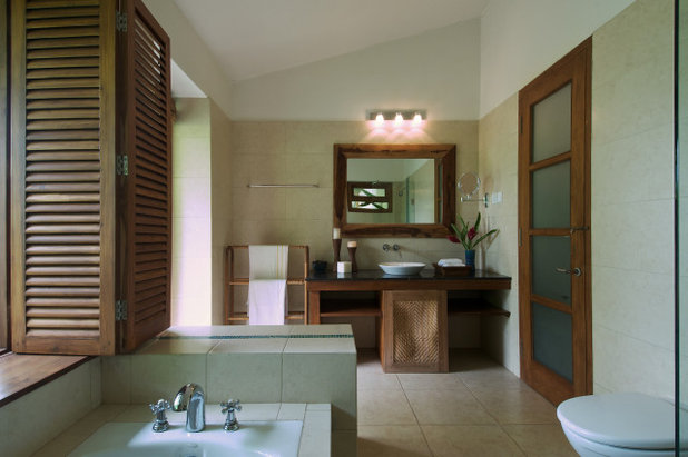 Tropical Bathroom by Hiren Patel Architects