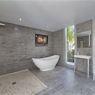 Ejemplo de cuarto de baño principal, contemporáneo, grande, con armarios abiertos, bañera exenta, baldosas y/o azulejos grises, suelo gris, ducha abierta, ducha abierta y lavabo tipo consola