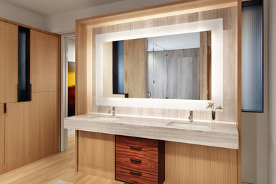 Immagine di una grande stanza da bagno padronale contemporanea con ante lisce e ante in legno chiaro