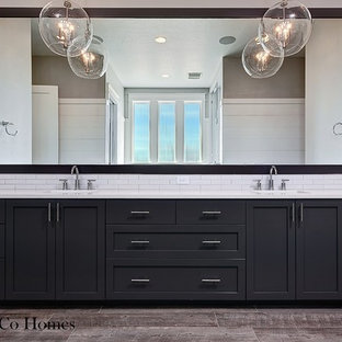 Ispirazione per una grande stanza da bagno padronale country con lavabo sottopiano, ante con riquadro incassato, ante grigie, top in quarzo composito, vasca freestanding, doccia aperta, piastrelle bianche, piastrelle diamantate, pareti grigie e pavimento in gres porcellanato