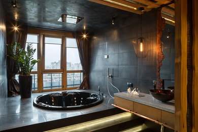 Пример оригинального дизайна: большая главная ванная комната в стиле рустика с полновстраиваемой ванной, открытым душем, инсталляцией, черной плиткой, керамической плиткой, черными стенами, полом из керамической плитки, консольной раковиной и столешницей из дерева