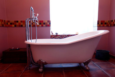 Imagen de cuarto de baño clásico con bañera exenta, baldosas y/o azulejos de cerámica, paredes rosas y suelo de baldosas de cerámica