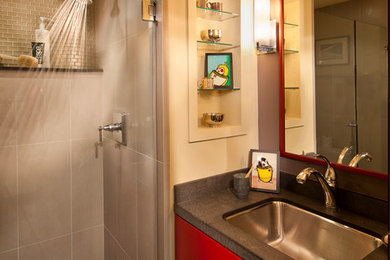 サンフランシスコにある中くらいなコンテンポラリースタイルのおしゃれな浴室 (アンダーカウンター洗面器、フラットパネル扉のキャビネット、赤いキャビネット、アルコーブ型シャワー、ベージュのタイル、ベージュの壁) の写真