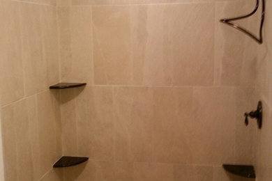 Foto de cuarto de baño principal actual pequeño con ducha abierta, baldosas y/o azulejos multicolor y baldosas y/o azulejos de cerámica