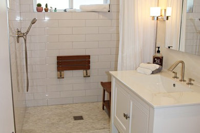 ロサンゼルスにあるお手頃価格の中くらいなトラディショナルスタイルのおしゃれなバスルーム (浴槽なし) (シェーカースタイル扉のキャビネット、白いキャビネット、オープン型シャワー、分離型トイレ、白いタイル、磁器タイル、ベージュの壁、ライムストーンの床、一体型シンク、人工大理石カウンター、グレーの床、シャワーカーテン) の写真