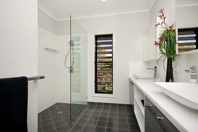 Ejemplo de cuarto de baño principal actual con lavabo sobreencimera, ducha abierta, paredes blancas y suelo de baldosas de cerámica