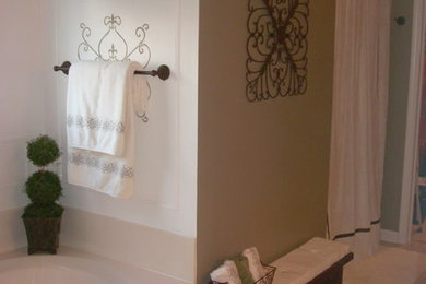 インディアナポリスにあるトラディショナルスタイルのおしゃれな浴室 (コーナー型浴槽) の写真