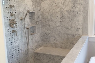 Foto de cuarto de baño principal contemporáneo grande con ducha abierta, baldosas y/o azulejos grises, baldosas y/o azulejos de piedra, paredes blancas, suelo de mármol y ducha abierta