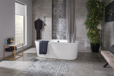 Diseño de cuarto de baño principal tradicional renovado grande con bañera exenta, combinación de ducha y bañera, paredes grises, suelo de baldosas de cerámica, suelo gris y ducha con cortina