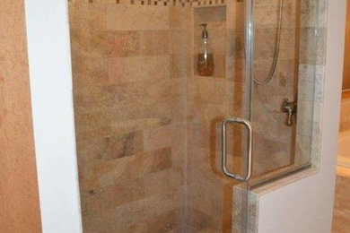 Imagen de cuarto de baño grande con ducha esquinera, baldosas y/o azulejos beige, paredes beige y suelo de baldosas de cerámica