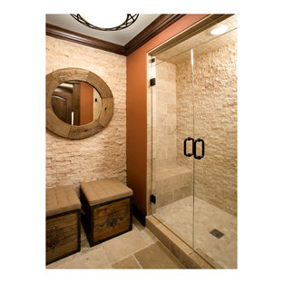 Idee per una stanza da bagno padronale stile rurale di medie dimensioni con doccia alcova, piastrelle beige, piastrelle in ceramica, pareti beige, pavimento in ardesia, pavimento marrone e porta doccia a battente