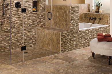 ミネアポリスにある広いトラディショナルスタイルのおしゃれなマスターバスルーム (ドロップイン型浴槽、アルコーブ型シャワー、マルチカラーのタイル、白い壁、セラミックタイルの床、ボーダータイル) の写真
