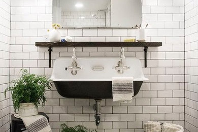 Foto di una stanza da bagno per bambini moderna con doccia aperta, piastrelle bianche, piastrelle in ceramica e lavabo sospeso