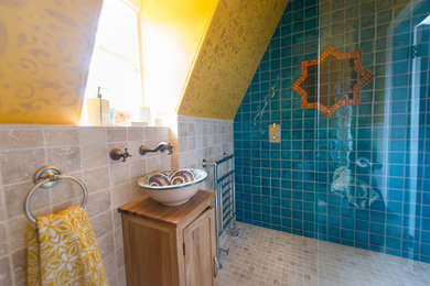 エディンバラにある地中海スタイルのおしゃれな浴室の写真