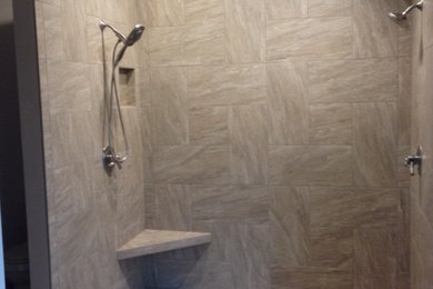 Modelo de cuarto de baño principal de tamaño medio con baldosas y/o azulejos grises, baldosas y/o azulejos de porcelana y suelo de baldosas de porcelana
