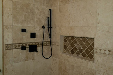 Ispirazione per una stanza da bagno mediterranea con doccia aperta, piastrelle beige, piastrelle in ceramica e doccia aperta