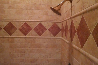Imagen de cuarto de baño principal de tamaño medio con ducha esquinera y baldosas y/o azulejos beige