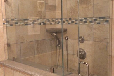 シカゴにあるトラディショナルスタイルのおしゃれな浴室 (アルコーブ型シャワー、開き戸のシャワー) の写真