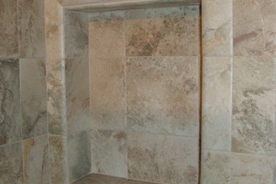Modelo de cuarto de baño moderno de tamaño medio con ducha empotrada, baldosas y/o azulejos beige, baldosas y/o azulejos de porcelana, aseo y ducha y suelo de baldosas de cerámica