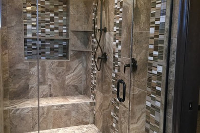 Стильный дизайн: ванная комната в стиле неоклассика (современная классика) с двойным душем, бежевой плиткой, коричневой плиткой, серой плиткой, белой плиткой, керамической плиткой, разноцветными стенами, полом из мозаичной плитки, разноцветным полом и душем с распашными дверями - последний тренд