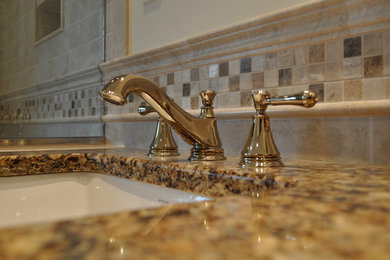 Immagine di una stanza da bagno tradizionale con doccia ad angolo, piastrelle beige, piastrelle diamantate e top in granito