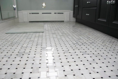プロビデンスにある高級な中くらいなトラディショナルスタイルのおしゃれなマスターバスルーム (アルコーブ型シャワー、セラミックタイル、大理石の床、落し込みパネル扉のキャビネット、黒いキャビネット、グレーの壁、グレーの床) の写真