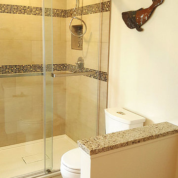 Tiled shower surround with mosaic tile accent borders