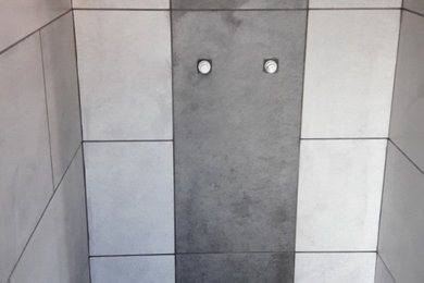 Modelo de cuarto de baño principal rural pequeño con ducha a ras de suelo, baldosas y/o azulejos multicolor y ducha con puerta con bisagras