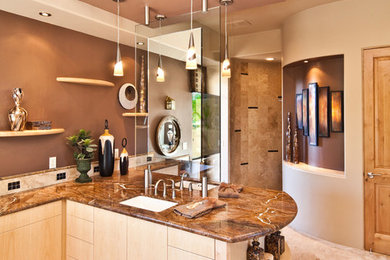 Cette image montre une grande salle de bain principale traditionnelle en bois clair avec un plan de toilette en marbre, un lavabo encastré, un placard à porte plane, une douche ouverte, un carrelage beige, un carrelage de pierre, un mur beige et un sol en travertin.