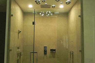 Стильный дизайн: главная ванная комната среднего размера в современном стиле с накладной ванной, душем в нише, бежевой плиткой, каменной плиткой, белыми стенами, полом из травертина, врезной раковиной, столешницей из искусственного кварца, бежевым полом и душем с распашными дверями - последний тренд