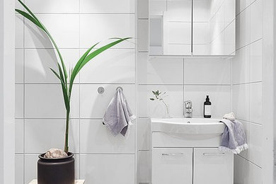 ヨーテボリにある北欧スタイルのおしゃれな浴室の写真