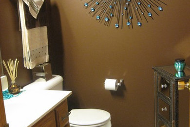Modelo de cuarto de baño clásico pequeño con paredes marrones y aseo y ducha