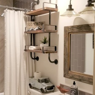 Ejemplo de cuarto de baño infantil, industrial, pequeño, con puertas de armario blancas, bañera empotrada, combinación de ducha y bañera, baldosas y/o azulejos grises, baldosas y/o azulejos de porcelana, paredes blancas, lavabo bajoencimera, encimera de cuarcita, ducha con cortina y encimeras blancas