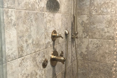 Inspiration pour une salle de bain principale traditionnelle de taille moyenne avec un plan de toilette en quartz modifié et un plan de toilette beige.