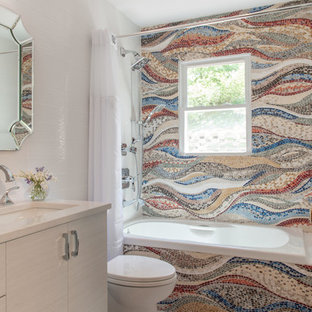 Idée de décoration pour une petit salle de bain principale design avec un placard à porte plane, des portes de placard beiges, une baignoire posée, un carrelage multicolore, carrelage en mosaïque, un sol en marbre, un lavabo encastré, un plan de toilette en quartz modifié, un sol blanc, une cabine de douche avec un rideau, un plan de toilette beige et un combiné douche/baignoire.