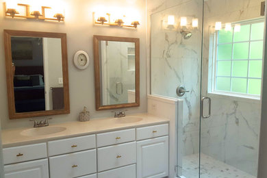 Modernes Badezimmer En Suite mit grauer Wandfarbe, Keramikboden und buntem Boden in Raleigh
