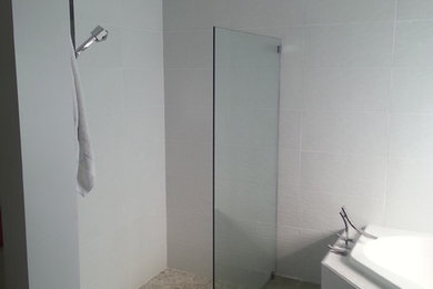 Idee per una stanza da bagno padronale moderna di medie dimensioni con vasca ad angolo, doccia ad angolo, piastrelle grigie, piastrelle in gres porcellanato, pareti grigie, pavimento con piastrelle in ceramica, pavimento beige e doccia aperta