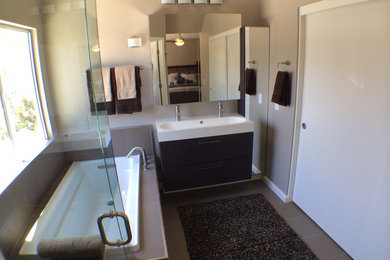 Inspiration for a modern bathroom remodel in Orange County