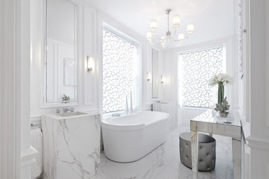 他の地域にあるお手頃価格の中くらいなトラディショナルスタイルのおしゃれなマスターバスルーム (白いキャビネット、置き型浴槽、バリアフリー、ビデ、白いタイル、セラミックタイル、白い壁、セラミックタイルの床、ペデスタルシンク、大理石の洗面台、白い床、開き戸のシャワー、白い洗面カウンター) の写真