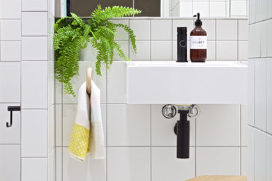 Ispirazione per una stanza da bagno contemporanea con doccia aperta, piastrelle bianche, pareti bianche e lavabo sospeso