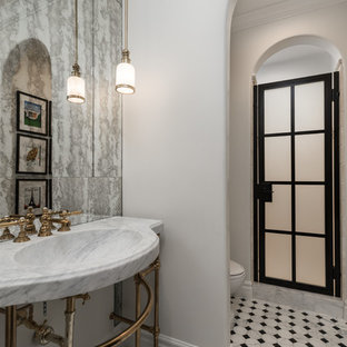 Geräumiges Modernes Badezimmer En Suite mit Eckbadewanne, Doppeldusche, Wandtoilette mit Spülkasten, farbigen Fliesen, Marmorfliesen, bunten Wänden, Terrakottaboden, Wandwaschbecken, Marmor-Waschbecken/Waschtisch, buntem Boden, offener Dusche und grauer Waschtischplatte in Phoenix