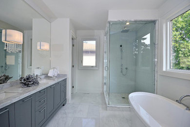 トロントにあるトランジショナルスタイルのおしゃれな浴室の写真