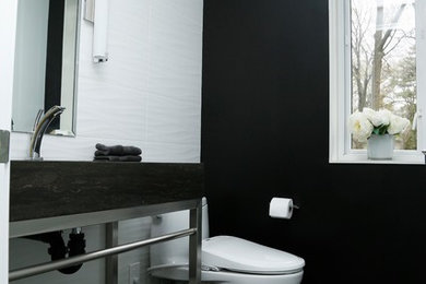 Modelo de cuarto de baño minimalista pequeño con sanitario de dos piezas, paredes multicolor, suelo de mármol, aseo y ducha, encimera de cuarzo compacto y suelo negro