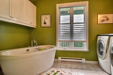 Imagen de cuarto de baño tradicional renovado con encimera de cuarcita, bañera exenta y paredes verdes