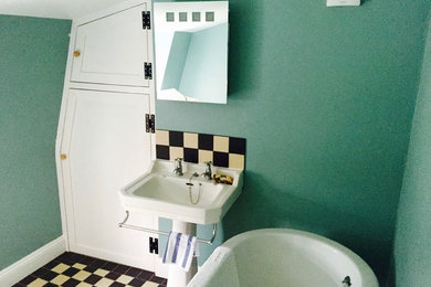 Imagen de cuarto de baño principal marinero de tamaño medio con baldosas y/o azulejos blancas y negros y lavabo con pedestal