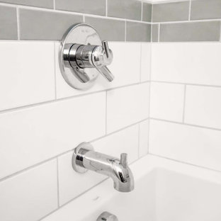 Ispirazione per una piccola stanza da bagno con doccia moderna con ante lisce, ante in legno chiaro, vasca/doccia, WC a due pezzi, piastrelle bianche, piastrelle diamantate, pareti beige, pavimento in sughero, lavabo sottopiano, top in quarzo composito, pavimento rosso, doccia con tenda, top bianco, nicchia, un lavabo e mobile bagno incassato